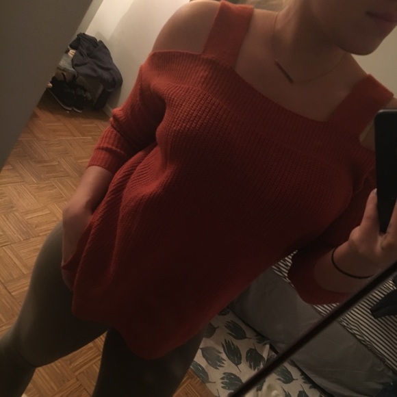 Burnt orange cold shoulder sweater - Picture 2 of 3